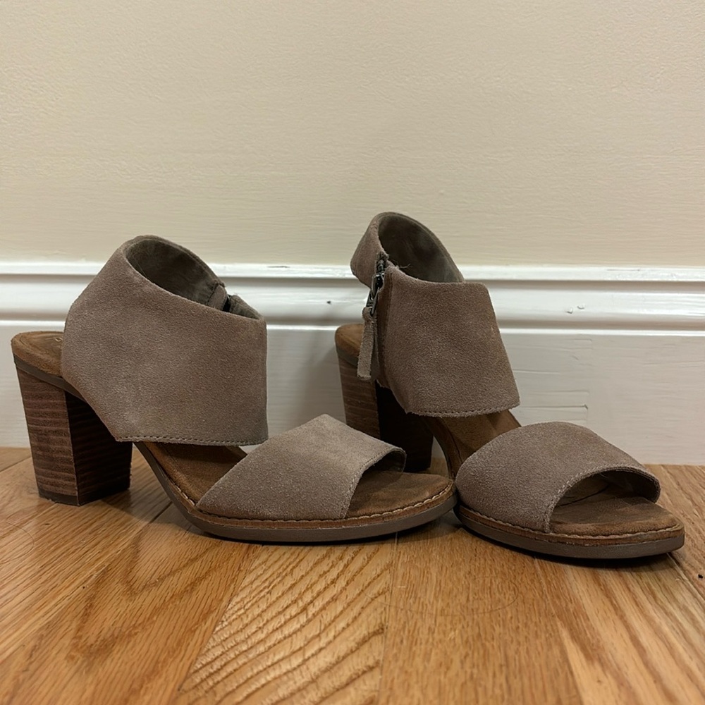 Tom’s heeled sandals.